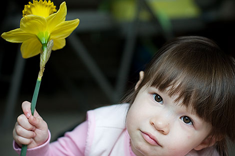 Kadie holding a daffodil